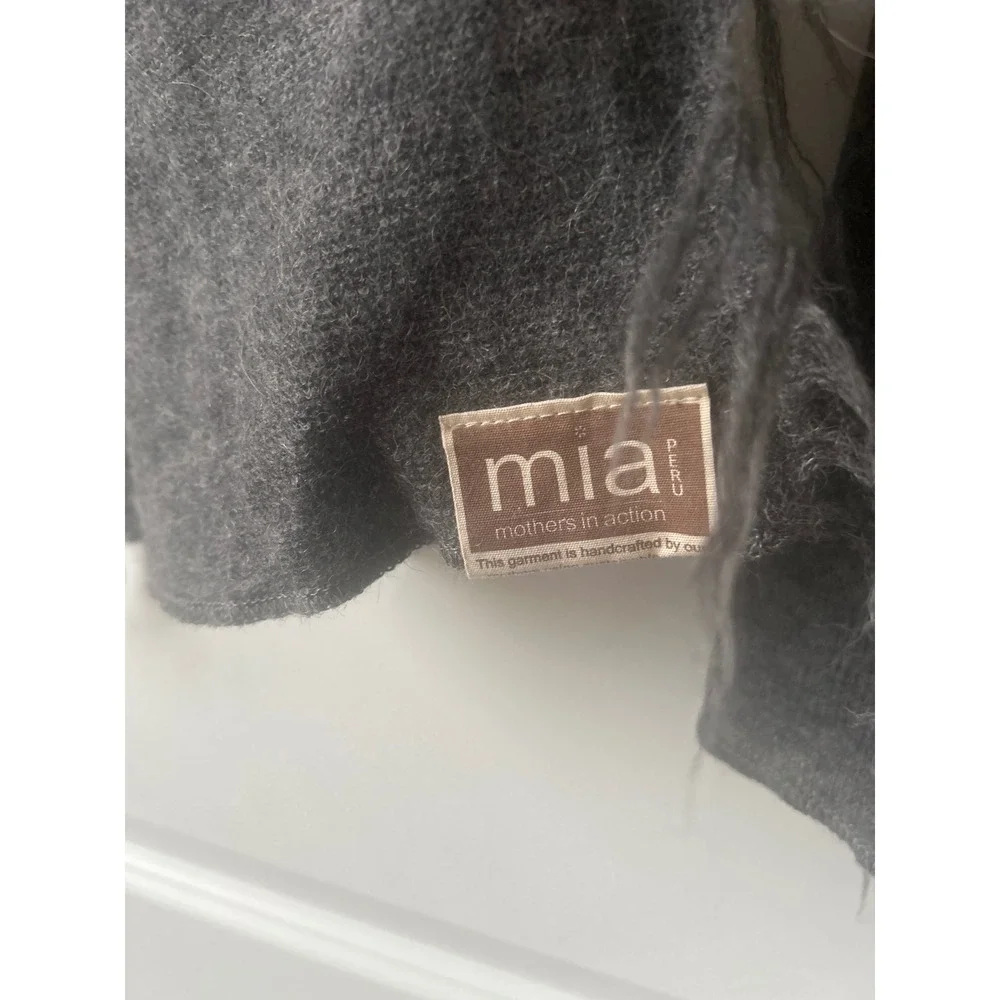 MIA Peru Mothers In Action Alpaca Wool Scarf Grey Handcrafted Fair Trade Fringe